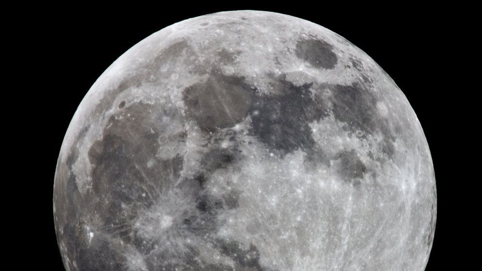 Vollmond: Unser von Kratern übersäter Mond umkreist die Erde seit Milliarden von Jahren. Seit Jahrmilliarden umkreist der Mond die Erde. Mythen und Legenden ranken sich um die Silbersichel. Wie sieht es auf dem Mond aus? Wie alt ist der Mond tatsächlich? Wir erklären euch neue spannende Fakten über den Himmelskörper in unserem Universum. | Bild: picture-alliance/dpa