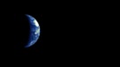 Sichelförmige Erde und sichelförmiger Mond vom Mars aus gesehen.  | Bild: picture-alliance/dpa
