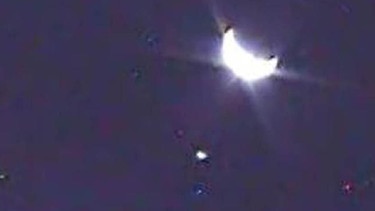 Die Erde blinkt im Sonnenlicht, darunter der Mond, fotografiert von der Sonde LCROSS. | Bild: NASA