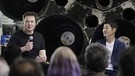 Elon Musk (links) und der japanische Milliardär Yusaku Maezawa, der mit SpaceX um den Mond fliegen soll. | Bild: dpa-Bildfunk/Chris Carlson