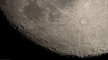 Mondoberfläche mit dem Tycho-Krater am Südpol des Mondes. Insbesondere in der Nähe des Südpols haben Forscher erneut zahlreiche Hinweise auf Wasser entdeckt. | Bild: Karl-Heinz Schöner