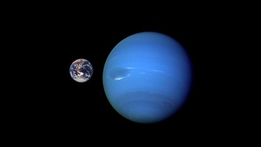 Größenvergleich von Erde (links) und Neptun (rechts) | Bild: picture alliance/Photo12