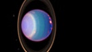 Uranus rollt in Seitenlage auf seiner Umlaufbahn. | Bild: NASA