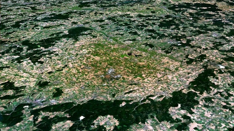 Das Nördlinger Ries in einer 3D Luftaufnahme. Der Meteoritenkrater - oder genauer: Asteroidenkrater - hat einen Durchmesser von etwa 24 Kilometern und ist der größte Einschlagkrater in Deutschland. | Bild: NASA World Wind