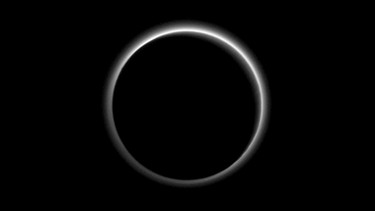 Plutos nebelige Atmosphäre Auf dem Bild ist Plutos Atmosphäre zu erkennen. NASA-Wissenschaftler machten darauf auch zwei dichte Nebelschichten aus, etwa 50 und 80 Kilometer über Pluto. | Bild: NASA/JHUAPL/SwRI