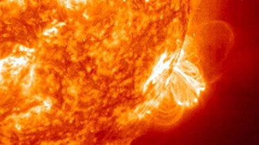 Die magnetischen Feldlinien brechen aus der Sonne heraus und ziehen dabei solares Plasma mit sich. | Bild: picture-alliance/dpa