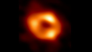 Schwarzes Loch im Zentrum unserer Galaxie wurde erstmals fotografiert | Bild: EHT Collaboration