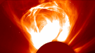 Sonneneruption im Februar 2000, aufgenommen von der Sonde SOHO. Dieser koronale Massenauswurf reichte mehr als zwei Millionen Kilometer über die Sonnenoberfläche hinaus. | Bild: ESA & NASA / SOHO