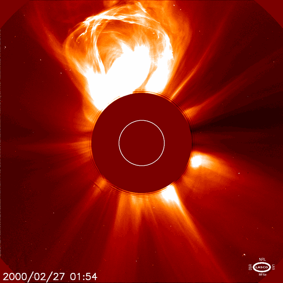 Sonneneruption im Februar 2000, aufgenommen von der Sonde SOHO. Dieser koronale Massenauswurf reichte mehr als zwei Millionen Kilometer über die Sonnenoberfläche hinaus. | Bild: ESA & NASA / SOHO
