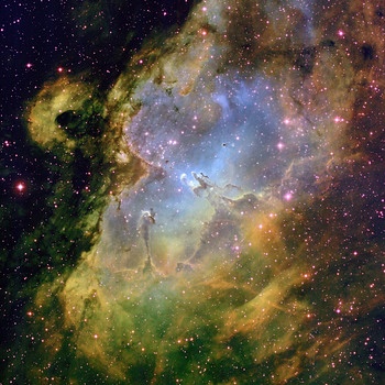 Mitten im Adler-Nebel (Messier-Objekt M16) im Sternbild Schlange bilden sich neue Sterne in einem Offenen Sternhaufen, die den Nebel erstrahlen lassen. | Bild: ESO