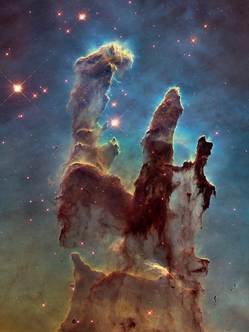 Der Adler-Nebel ist berühmt für die gewaltigen Staubsulen in seinem Inneren, die Hubble unter die Lupe genommen hat. An ihren Spitzen finden sich neue Sterne. | Bild: NASA, ESA, Hubble Heritage (STScl/AURA)