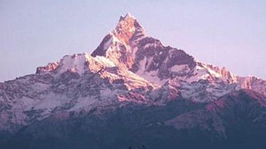 Im Morgen- oder Abendlicht werden Berge, Felsen und Gletscher oft in ein zartes Rosa getaucht, das von den Kanten unterschiedlich stark reflektiert.  | Bild: Getty Images