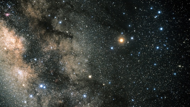 Ausschnitt der Milchstraße mit dem Sternbild Skorpion und seinem roten Stern Antares am Nachthimmel. Der Skorpion ist ein typisches Sommer-Sternbild. | Bild: ESA