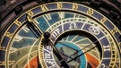 Astronomische Uhren (wie diese hier in Prag) geben nicht Auskunft über die irdische Zeit, sondern auch über die Bewegung von Sonne, Mond und Sternen. Ein Sterntag ist schneller als die 24 Stunden der Erdrotation. | Bild: picture-alliance/Zoonar/Phil Bird