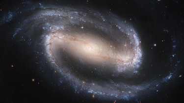 Bei einer Balkenspiralgalaxie (hier NGC 1300) setzen die Spiralarme sehr symmetrisch an den Enden des balkenförmigen Zentrums an. | Bild: NASA, ESA, Hubble Heritage (STScI, AURA)