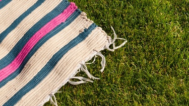 Picknickdecke auf einer Wiese | Bild: colourbox.com