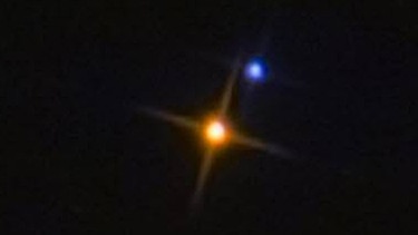 Der Doppelstern Albireo im Sternbild Schwan (β Cygni) ist einer der farbenprächtigsten Doppelsterne am Nordhimmel, mit 34 Bogensekunden Abstand schon im Fernglas gut zu trennen. Die hellere Komponente leuchtet gelb-orange, die schwächere ist türkisfarben. | Bild: Jerry Lodriguss/Novapix/Leemage