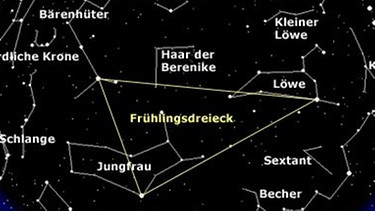 Die hellsten Sterne von Löwe, Jungfrau und Bärenhüter bilden das Frühlingsdreieck. Die Sternkarte zeigt den Anblick des südlichen Himmels etwa um Mitternacht im April (zwei Uhr im März, zehn Uhr im Mai, Angaben in MEZ). | Bild: BR, SkyObserver
