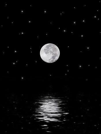 Hell leuchtender Mond am Nachthimmel, der sich auf der Wasseroberfläche spiegelt | Bild: colourbox.com