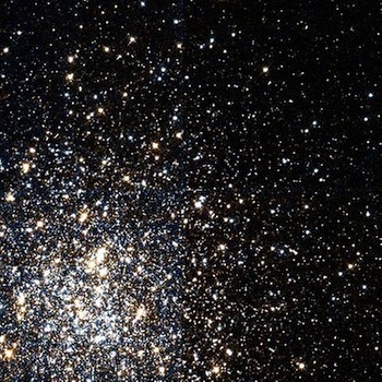 im Sternbild der Jungfrau, zwischen den Sternen μ Vir und ι Vir liegt der Sternhaufen mit der Bezeichnung NGC 5634. Der Kugelsternhaufen ist etwa 75.000 Lichtjahre von und entfernt und nur in sehr lichtstarken Ferngläsern sichtbar. | Bild: NASA/Hubble