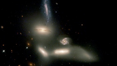 Die Galaxiengruppe Seyferts Sextett (NGC 6027) finden Sie beim Kopf des Sternbilds Schlange. Ihrem Namen zum Trotz besteht sie nur aus vier wirklich interagierenden Galaxien. Diese sind so dicht gedrängt, dass die gesamte Gruppe nur etwa das Ausmaß unserer Milchstraße hat. | Bild: NASA, J. English, S. Hunsberger et al.