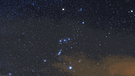 Der Stern Sirius im Sternbild Großer Hund (links) neben den Sternbildern Orion (Bildmitte) und Stier (rechts oben) Ende Dezember über den französischen Alpen | Bild: imago/Leemage
