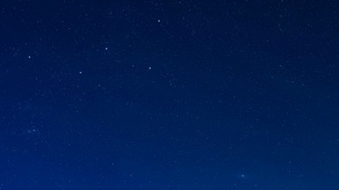 Die Sternbilder Kassiopeia (oben links) Andromeda (unten Mitte) und Pegasus (rechts) sind typische Sternbilder des Herbstes. Pegasus wird auch als Herbstviereck bezeichnet. | Bild: imago/VWPics