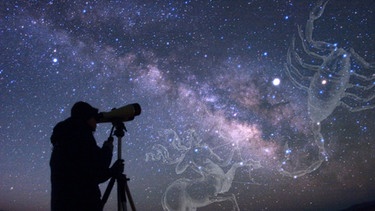 Sterngucker mit Sternbildern Schütze und Skorpion (Symbole) am Sternenhimmel. Diese Sternbilder gehören zum Südhimmel, sind aber manchmal auch bei uns auf der Nordhalbkugel zu sehen, zumindest in Deutschland. | Bild: Imago/Leemage