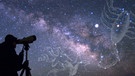 Sterngucker mit Sternbildern Schütze und Skorpion (Symbole) am Sternenhimmel. Diese Sternbilder gehören zum Südhimmel, sind aber manchmal auch bei uns auf der Nordhalbkugel zu sehen, zumindest in Deutschland. | Bild: Imago/Leemage