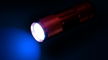 Taschenlampe mit Lichtkegel im Dunkeln  | Bild: colourbox.com