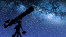 Ein Teleskop ist vor einem Sternenhimmel aufgestellt | Bild: colourbox.com