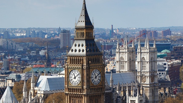 Die Uhr an Big Ben in London, Großbritannien. Aufgangszeiten und Untergangszeiten weichen je nach Standort voneinander ab. Hier erfahrt ihr, wie ihr Zeitangaben für euren Ort umrechnen könnt. | Bild: MEV/lichtsprung-fotodesign