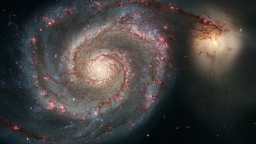 Blick auf die Whirpoolgalaxie (Messier-Objekt M51) im Sternbild Jagdhunde, eine Spiralgalaxie des Typs Sbc mit stark aufgelockerten Spiralarmen. So ähnlich könnte die Milchstraße aussehen - allerdings mit fünf Spiralarmen. Rechts im Bild ist die Begleitgalaxie NGC 5195 zu sehen, über einen Spiralarm verbunden. | Bild: NASA, ESA, S. Beckwith (STScI), Hubble Heritage Team (STScI, AURA)