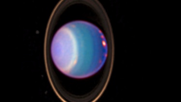Uranus rollt in Seitenlage auf seiner Umlaufbahn. Dieses Bild ist ein Komposit aus einem Bild, das das Keck Teleskop von Uranus machte, mit Aufnahmen im Röntgenbereich.  | Bild: Röntgenaufnahme: NASA/CXO/University College London/W. Dunn et al; Optische Aufnahme: W.M. Keck Observatory