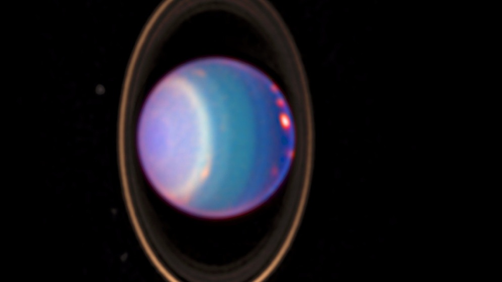 Uranus rollt in Seitenlage auf seiner Umlaufbahn. Dieses Bild ist ein Komposit aus einem Bild, das das Keck Teleskop von Uranus machte, mit Aufnahmen im Röntgenbereich.  | Bild: Röntgenaufnahme: NASA/CXO/University College London/W. Dunn et al; Optische Aufnahme: W.M. Keck Observatory