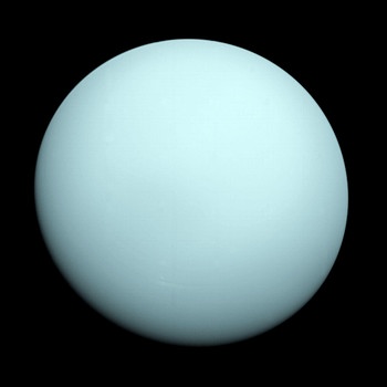 Das ist die allererste genauere Aufnahme, die uns vom Planeten Uranus jemals erreicht hat. Gemacht hat das Bild die Sonde Voyager 2 im Januar 1986, als sie mit rund 80.000 Kilometer Entfernung zur Oberfläche des Planeten vorbeisauste. | Bild: NASA/JPL-Caltech