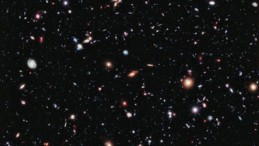 Das Hubble eXtreme Deep Field ist eine der berühmtesten Aufnahmen des Hubble Weltraumteleskops. Es zeigt Galaxien, deren Licht teilweise weit über 13 Milliarden durch das Universum unterwegs war.  | Bild: NASA; ESA; G. Illingworth, D. Magee, and P. Oesch, University of California, Santa Cruz; R. Bouwens, Leiden University; and the HUDF09 Team
