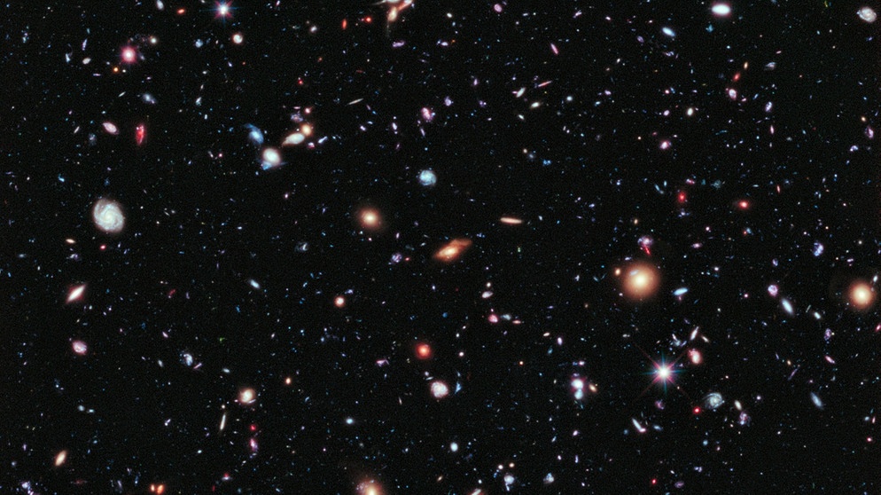 Das Hubble eXtreme Deep Field ist eine der berühmtesten Aufnahmen des Hubble Weltraumteleskops. Es zeigt Galaxien, deren Licht teilweise weit über 13 Milliarden durch das Universum unterwegs war.  | Bild: NASA; ESA; G. Illingworth, D. Magee, and P. Oesch, University of California, Santa Cruz; R. Bouwens, Leiden University; and the HUDF09 Team