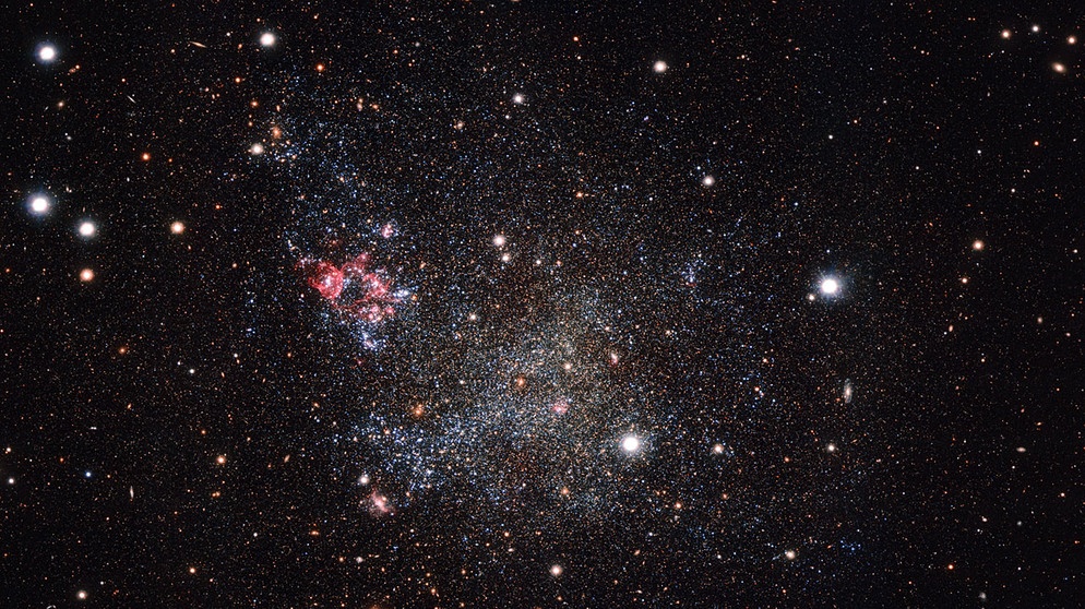 Die Zwerggalaxie IC 1613 im Sternbild Walfisch. | Bild: ESO