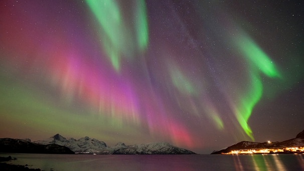 Das Polarlicht (im Norden: Nordlicht) oder Aurora Borealis ist ein Lichtphänomen, das nahe der Pole zustande kommt. Sonnenwinde tauchen den Himmel in grünes, blaues oder purpurnes Licht. | Bild: picture-alliance/dpa