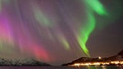 Das Polarlicht (im Norden: Nordlicht) oder Aurora Borealis ist ein Lichtphänomen, das nahe der Pole zustande kommt. Sonnenwinde tauchen den Himmel in grünes, blaues oder purpurnes Licht. | Bild: picture-alliance/dpa