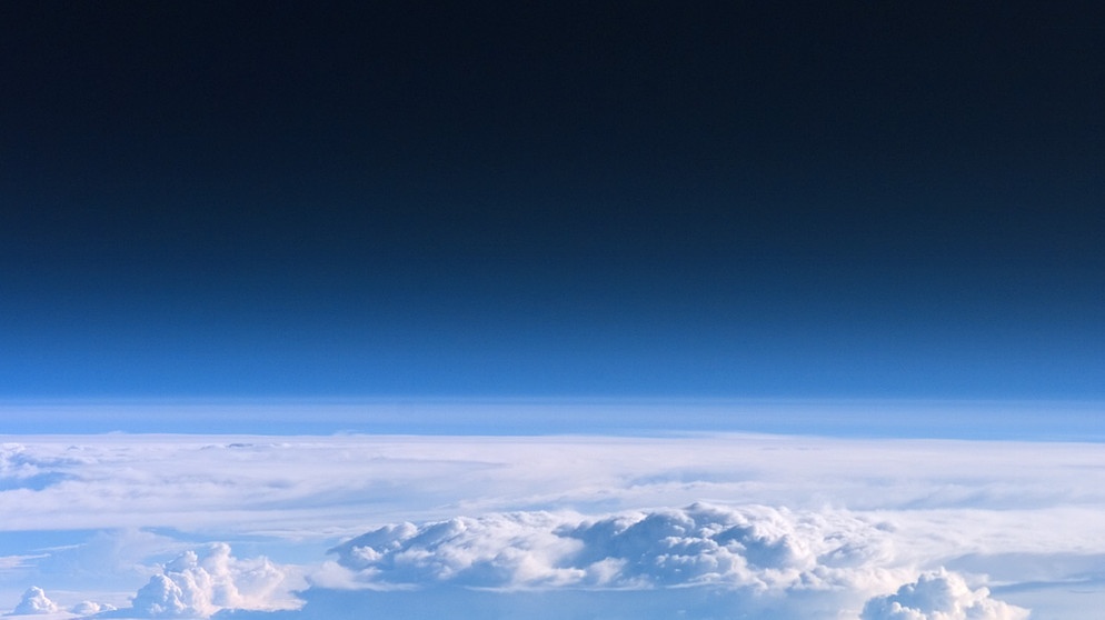 Blick durch die Erdatmosphäre | Bild: ESA/NASA