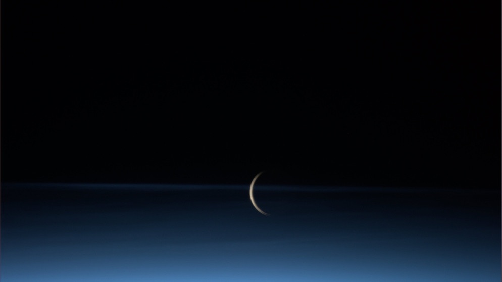 Der Mond geht auf - umgeben von leuchtenden Nachtwolken | Bild: ESA/NASA