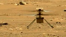 Der Mars-Hubschrauber Ingenuity fliegt am 22. April zum zweiten Mal über den Mars. Fotografiert vom Mars-Rover Perseverance. | Bild: NASA/JPL-Caltech/ASU/MSSS