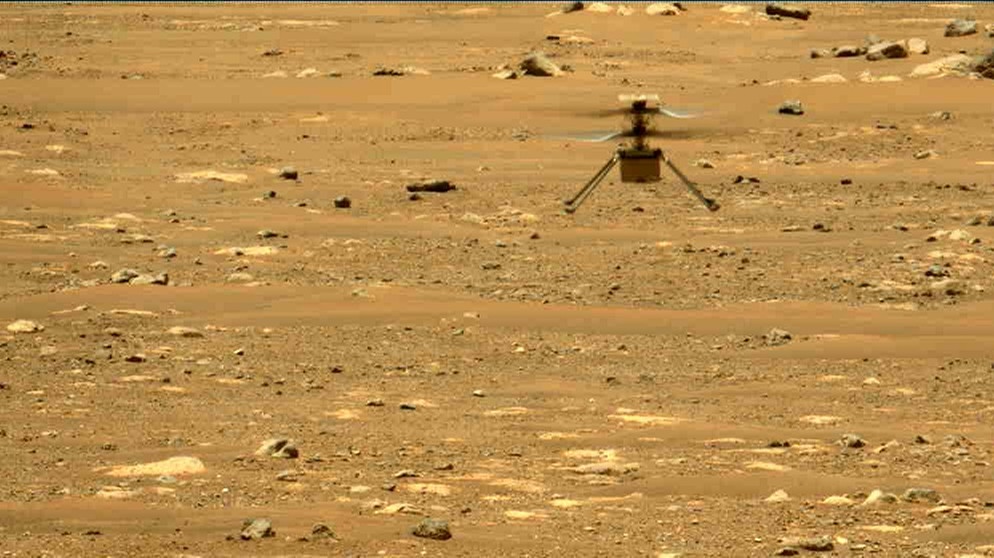 Der Mars-Hubschrauber Ingenuity fliegt am 22. April zum zweiten Mal über den Mars. Fotografiert vom Mars-Rover Perseverance. | Bild: NASA/JPL-Caltech/ASU/MSSS