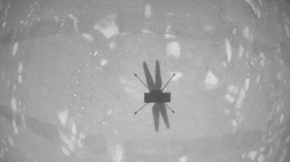 Mars-Hubschrauber Ingenuity fotografiert seinen Schatten während des zweiten Testfluges auf dem Mars. | Bild: NASA/JPL-Caltech/ASU/MSSS