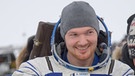 Entspannt lächelt der deutsche Astronaut Alexander Gerst, als er am 20. Dezember 2018 nach über einem halben Jahr auf der Internationalen Raumstation (ISS) wieder zurück auf der Erde landet. Morgens um 6.05 Uhr war die Sojus-Kapsel nach fast dreieinhalb Stunden Flug in der Steppe in Kasachstan gelandet.  | Bild: dpa-Bildfunk/Bill Ingalls