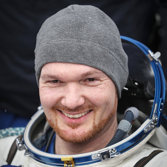 Alexander Gerst  lächelt nach der Landung in Kasachstan. Nach sechseinhalb Monaten im All ist der deutsche Astronaut mit zwei weiteren Raumfahrern sicher auf der Erde gelandet.  | Bild: dpa-Bildfunk/Shamil Zhumatov