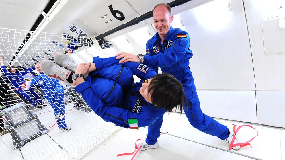 Die Astronauten Samantha Cristoforetti und Alexander Gerst beim Parabolflug. | Bild: ESA