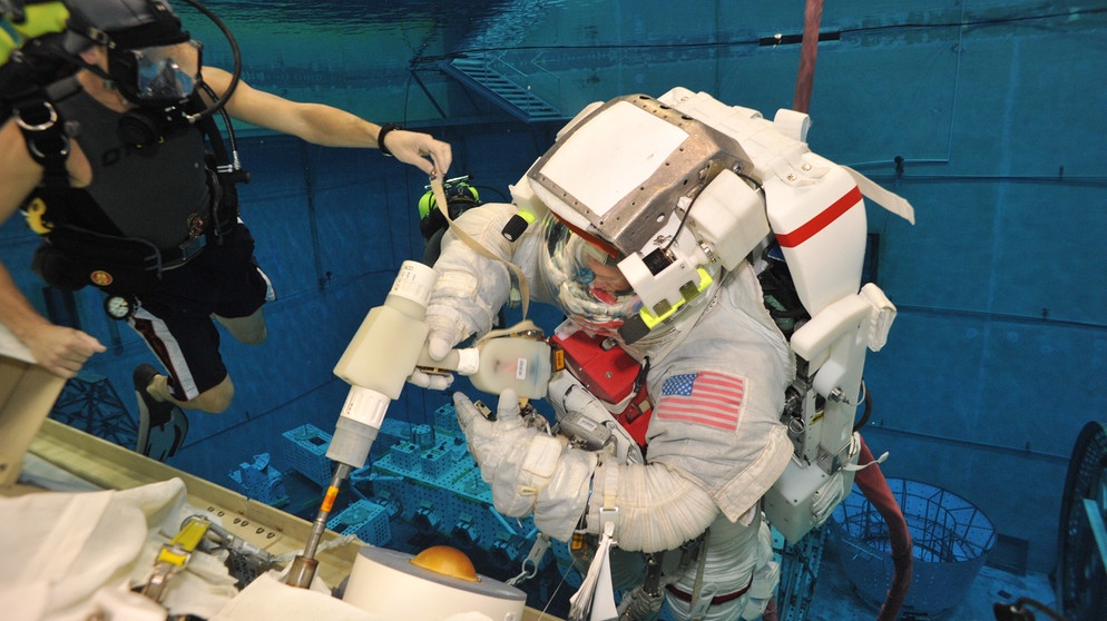 Astronaut Alexander Gerst trainiert für den Weltraumspaziergang  | Bild: NASA